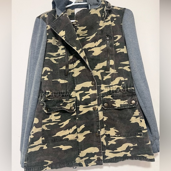 Sadie and Sage Camo Jacket size Small - Picture 3 of 7